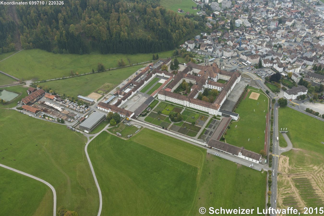 Benediktinerkloster und Stifts-Schule Einsiedeln, Blickrichtung SW zum Dorf Einsiedeln.